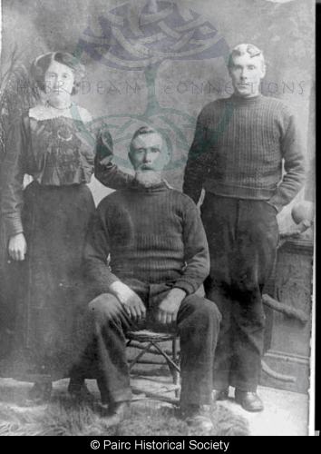 Robert Macmillan, 3 Gravir and family