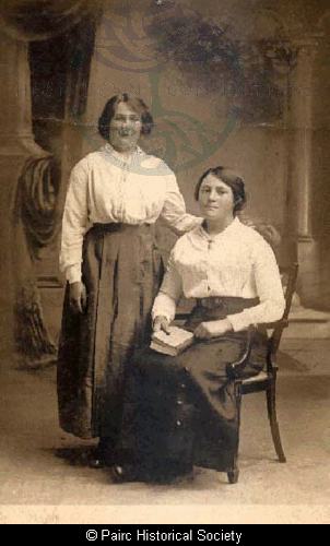 Sisters Jessie Ann Macleod and Effie Macleod