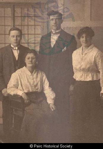 Effie Macleod and Jessie Ann Macleod with Morrison cousins