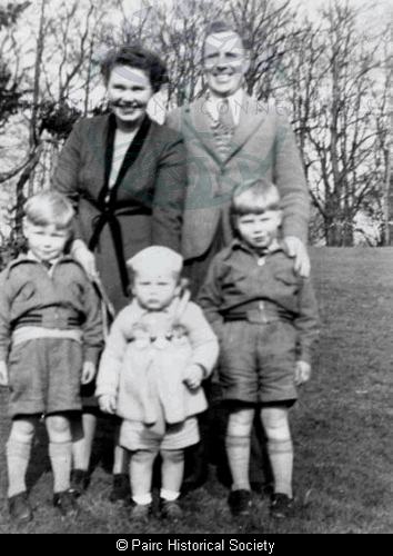 Jessie Ann Martha Macleod and family, 4 Kershader