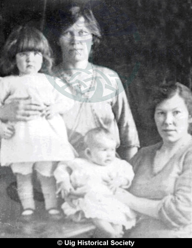 Margaret and Hughina Macleod with their children.; Margaret and Hughina Macleod with their children